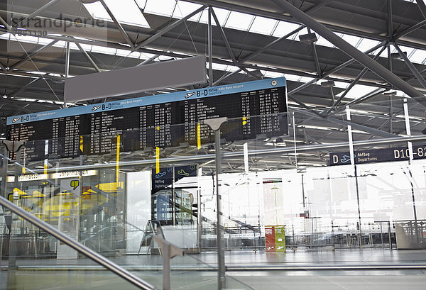 Deutschland  Köln  Flughafen mit An- und Abflugtafel