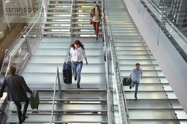 Deutschland  Köln  Treppensteigen mit Gepäck am Flughafen Bonn