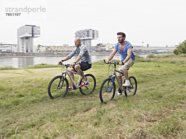 Männer auf dem Fahrrad