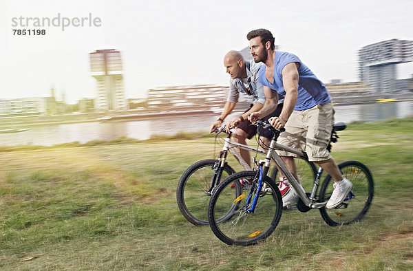 Männer auf dem Fahrrad