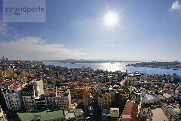 Türkei  Istanbul  Blick vom Galataturm mit Bosporus