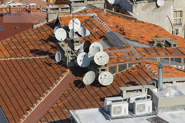Türkei  Istanbul  Satellitenschüsseln auf dem Dach