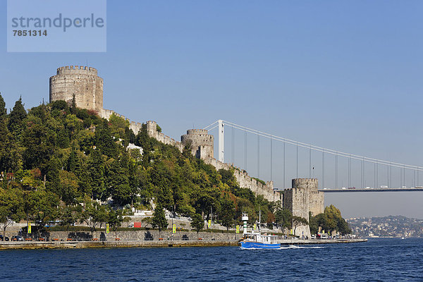 Türkei  Istanbul  Blick auf die Festung Rumeli und die Fatih-Sultan-Mehmet-Brücke