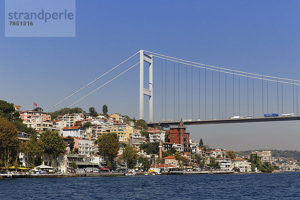 Türkei  Istanbul  Blick auf Rumelihisari Dorf und Fatih Sultan Mehmet Brücke