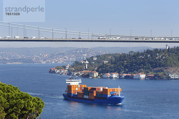 Türkei  Istanbul  Blick auf Fatih Sultan Mehmet Brücke und Frachtschiff auf dem Bosporus