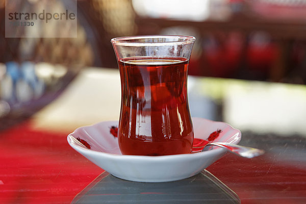 Türkei  Istanbul  Türkischer Tee im Glas