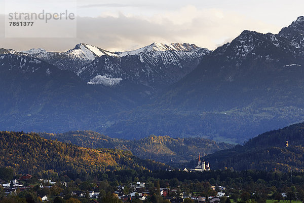 Österreich Vorarlberg  Blick auf die befestigte Liebfrauenbergkirche