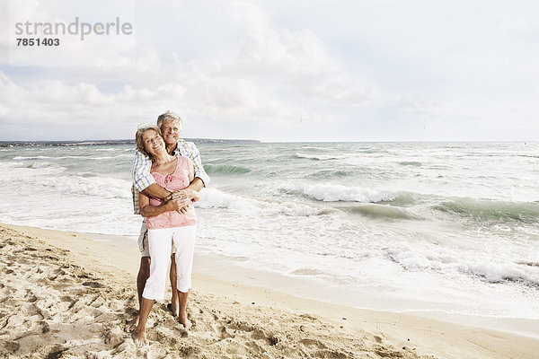 Spanien  Seniorenpaar am Strand von Palma de Mallorca