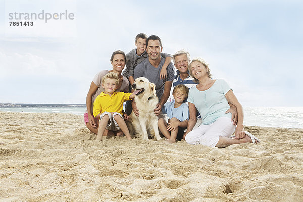 Spanien  Porträt der Familie am Strand von Palma de Mallorca  lächelnd