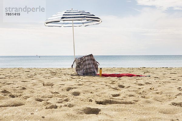 Spanien  Sonnenschirm und Handtuch in Palma de Mallorca