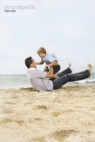 Spanien  Vater und Sohn haben Spaß am Strand von Palma de Mallorca  lachend