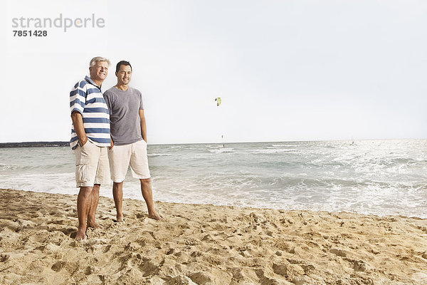 Spanien  Männer am Strand von Palma de Mallorca  lächelnd