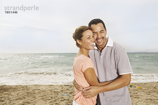 Spanien  Mittleres erwachsenes Paar am Strand von Palma de Mallorca  lächelnd
