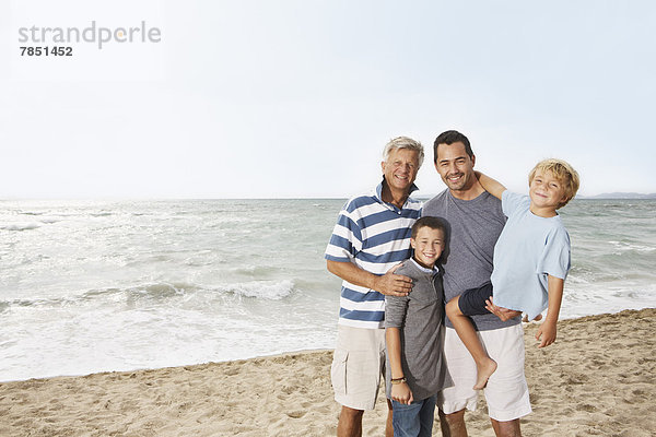 Spanien  Portrait der Familie am Strand von Palma de Mallorca  lächelnd