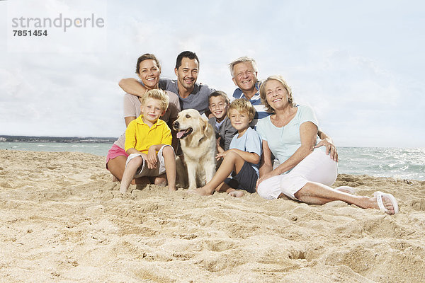 Spanien  Porträt der Familie am Strand von Palma de Mallorca  lächelnd
