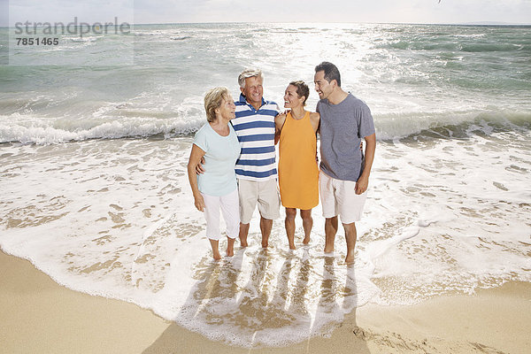 Spanien  Familie am Strand von Palma de Mallorca  lächelnd