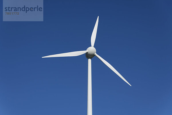 Deutschland  Bayern  Windkraftanlage gegen blauen Himmel
