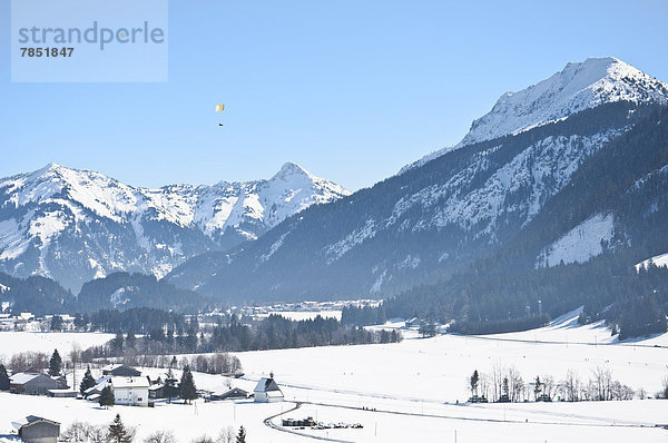 Österreich  Gleitschirmfliegen über den Tannheimer Alpen