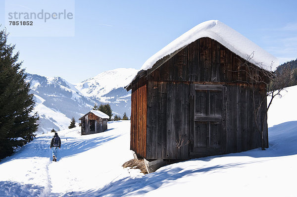 Österreich  Frau beim Wandern in den Tannheimer Alpen im Winter