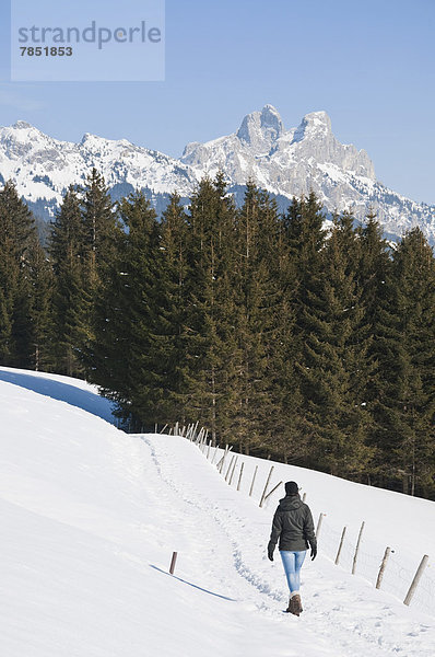 Österreich  Frau beim Wandern in den Tannheimer Alpen im Winter