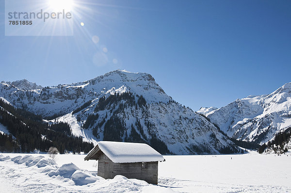 Österreich  Blick auf die Tannheimer Alpen  Holzhütte im Vordergrund