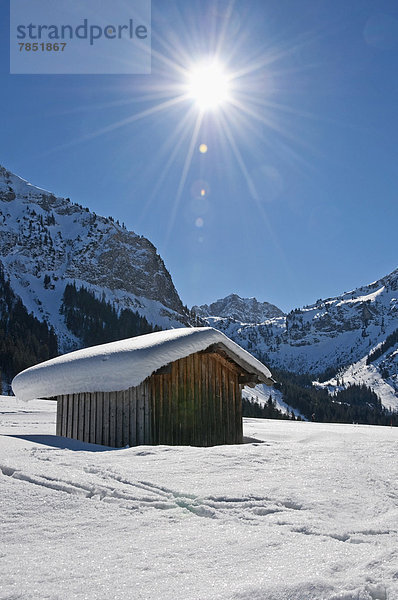 Österreich  Blick auf die Tannheimer Alpen  Holzhütte im Vordergrund
