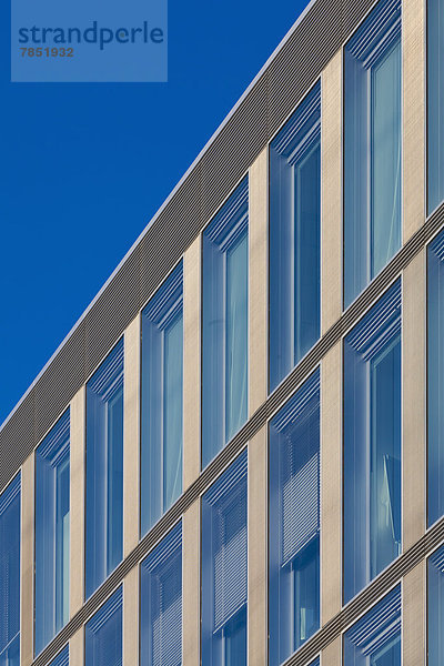 Deutschland  Baden Württemberg  Stuttgart  Blick auf modernes Bürogebäude