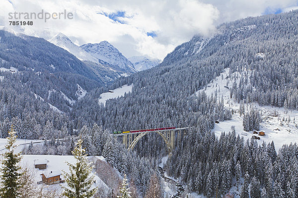 Schweiz  Rhätische Bahn über die Langwieser Viaduktbrücke