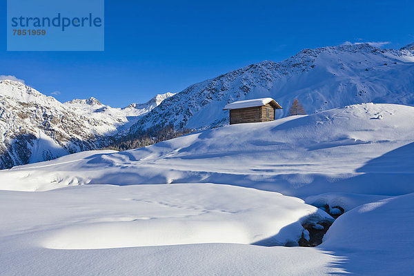 Schweiz  Blick auf die Hütte im Schnee