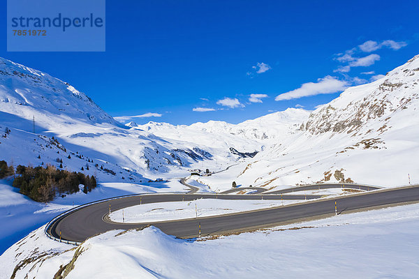 Schweiz  Blick auf schneebedeckte Bergstrasse