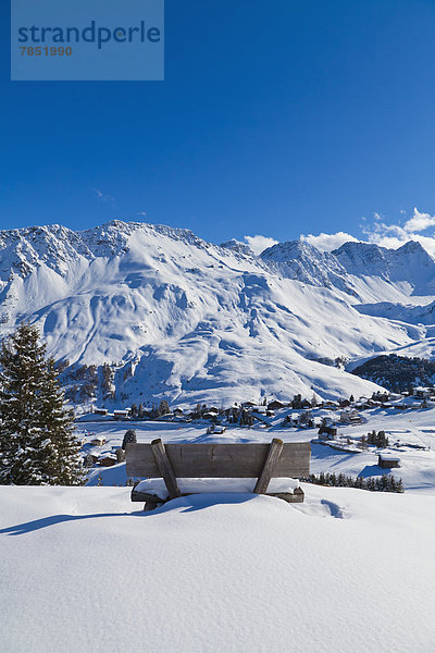 Schweiz  Blick auf die Sitzbank im Schnee