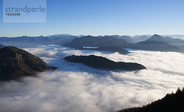 Österreich  Salzkammergut  Blick auf das nebelbedeckte Voralpenland