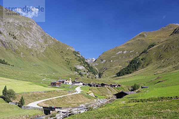 Italien  Blick auf die Pfunderer Berge mit Wanderern über die Brücke bei Bergdorf