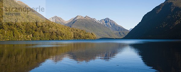 Berg  Spiegelung  See  Pazifischer Ozean  Pazifik  Stiller Ozean  Großer Ozean  neuseeländische Südinsel  UNESCO-Welterbe  Fiordland National Park  Neuseeland