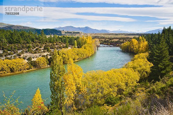 Karawane  überqueren  Brücke  Fluss  Herbst  Pazifischer Ozean  Pazifik  Stiller Ozean  Großer Ozean  neuseeländische Südinsel  Campingwagen  Neuseeland  Wanaka