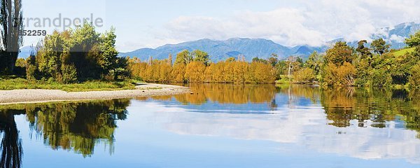 Baum Spiegelung Fluss Herbst Pazifischer Ozean Pazifik Stiller Ozean Großer Ozean neuseeländische Südinsel Golden Bay Neuseeland