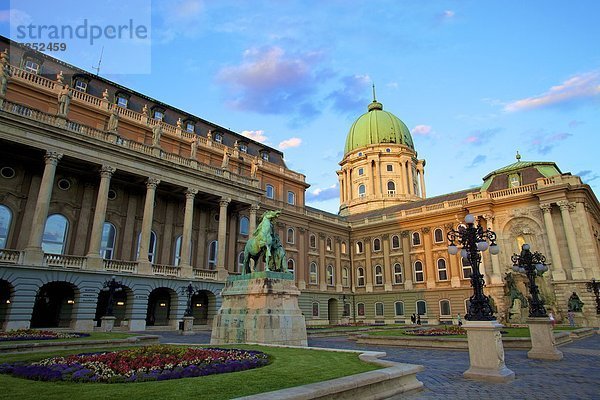 Budapest  Hauptstadt  Europa  Palast  Schloß  Schlösser  Statue  UNESCO-Welterbe  Ungarn