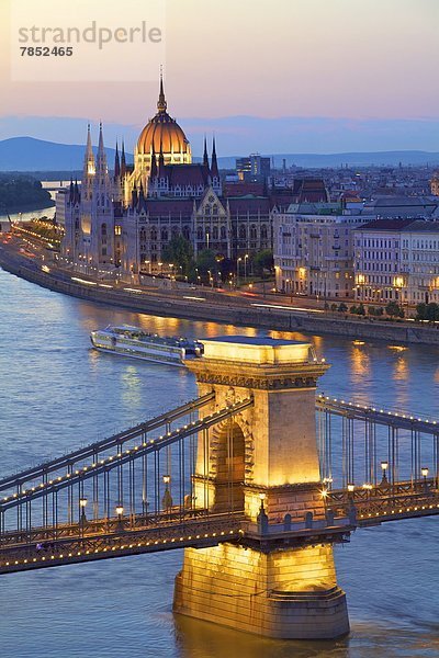 Budapest  Hauptstadt  Europa  Fluss  Parlamentsgebäude  Donau  Ungarn  UNESCO-Welterbe  Kettenbrücke  Abenddämmerung