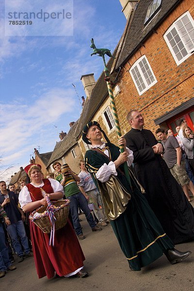 Europa  Tradition  Großbritannien  treten  Teilnahme  Führung  Anleitung führen  führt  führend  Flasche  England  Leicestershire  alt  Prozession