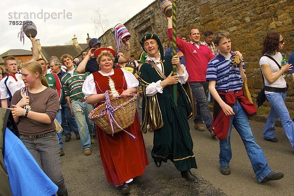 Europa  Tradition  Großbritannien  treten  Teilnahme  Führung  Anleitung führen  führt  führend  Flasche  England  Leicestershire  alt  Prozession
