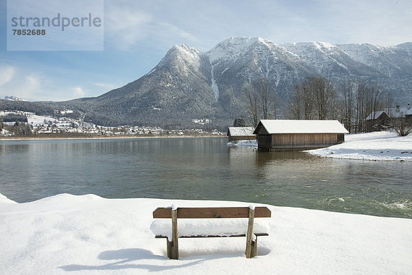 nahe  Europa  Berg  bedecken  sehen  Stadt  Sitzbank  Bank  in die Augen sehen  ansehen  Angesicht zu Angesicht  gegenüber  umgeben  Österreich  Hallstatt  Schnee