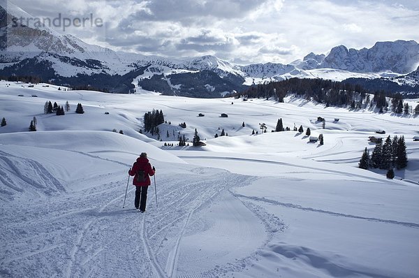 nahe  Trentino Südtirol  Europa  Frau  gehen  folgen  Schnee  Stadt  wandern  Urlaub  Ski  Dolomiten  Italien