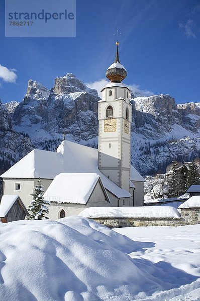 nahe  Sellamassiv  Sella  Trentino Südtirol  Europa  Berg  Kirche  Dolomiten  Gebirgskamm  Italien  Bergmassiv