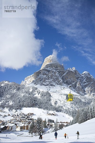 hinter Trentino Südtirol Europa Berg Stadt Wintersportort Ansicht Gondel Gondola Dolomiten Italien