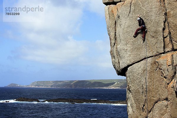 Waage - Messgerät  Europa  Großbritannien  Steilküste  Klettern  Gewölbe  Cornwall  England