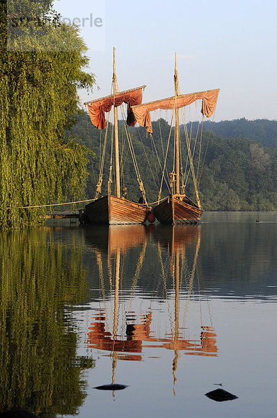 Wikingerschiffe auf einem See  Ratzeburg  Schleswig-Holstein  Deutschland