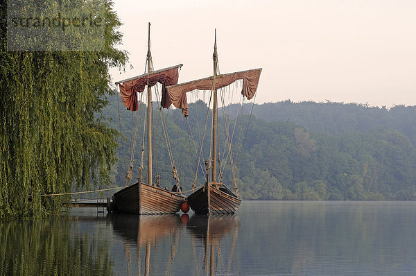 Wikingerschiffe auf einem See  Ratzeburg  Schleswig-Holstein  Deutschland
