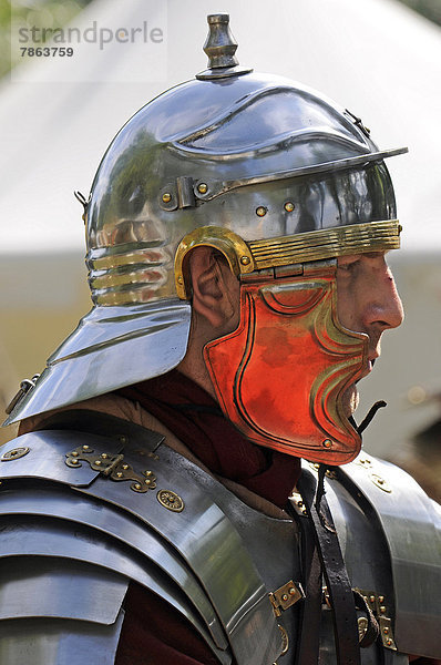 Als römischer Legionär verkleideter Mann