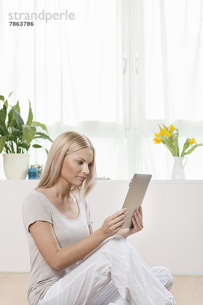 Interior  zu Hause  benutzen  blond  Frau  Computer  jung  Tablet PC
