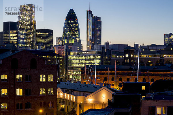 Moderne Architektur am St. Katharine Docks am Abend  London  England  Großbritannien